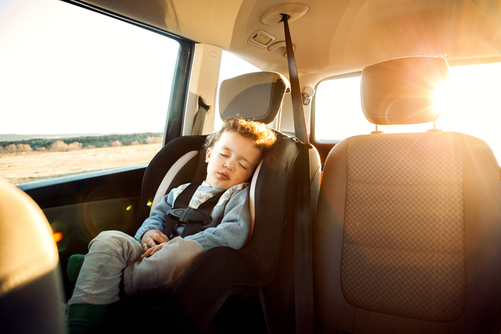 Jak prawidłowo zamontować fotelik dla dziecka w samochodzie?